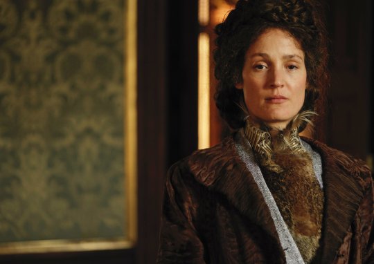 維琪克雷普電影《束縛》揭開歐洲最美莤茜皇后的秘密：受困王室婚姻卻渴望知識與自由，她在拉緊與鬆綁之間奮力呼吸