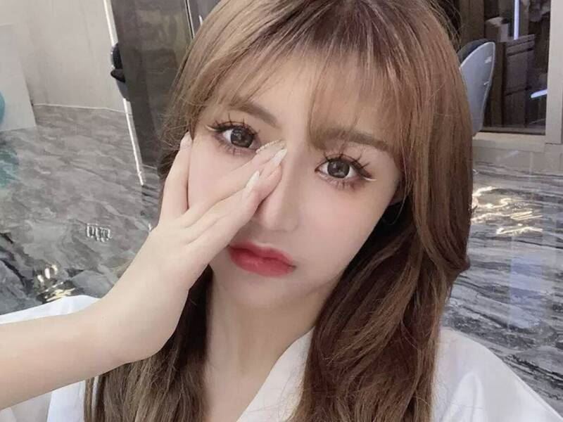 正妹百萬網紅吃播保育類大白鯊！網狂砲轟爆當局找上門　下場慘了