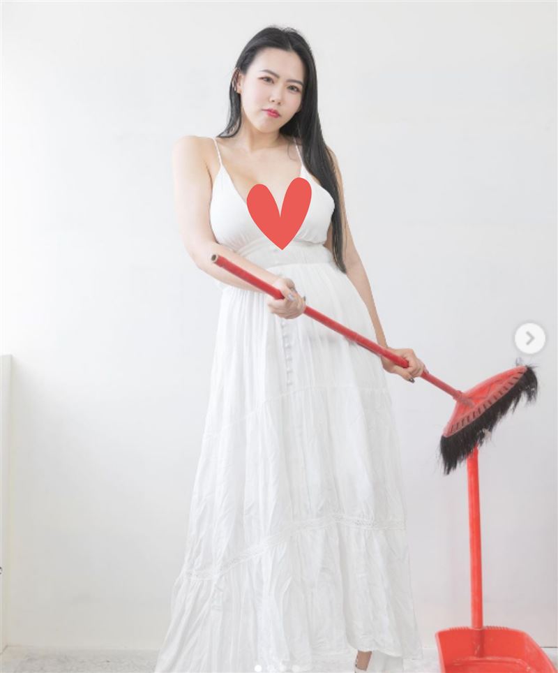 「無罩英文老師」開工照超兇！呼之欲出視角邪惡　網暴動：來我這掃一下