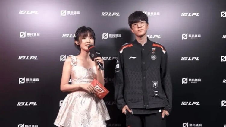 英文流采访Jiejie：队伍目前先稳住常规赛前二，先保个复活甲吧