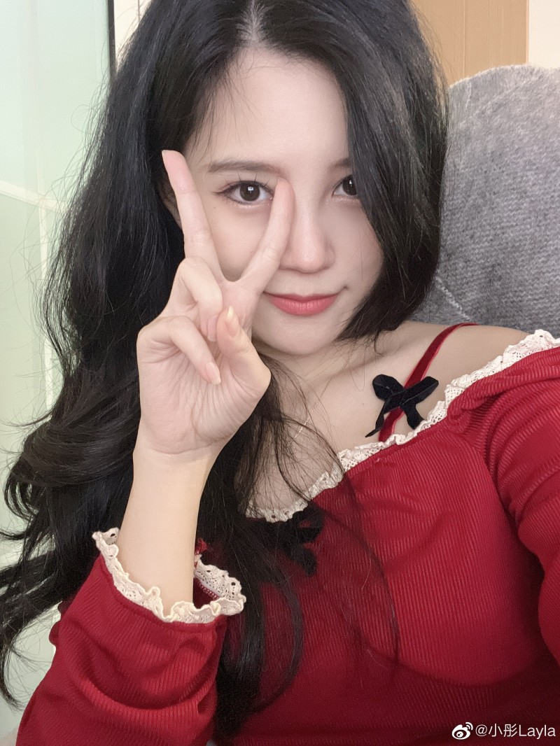 解说小彤晒照：忘记说今天下半场有上班~