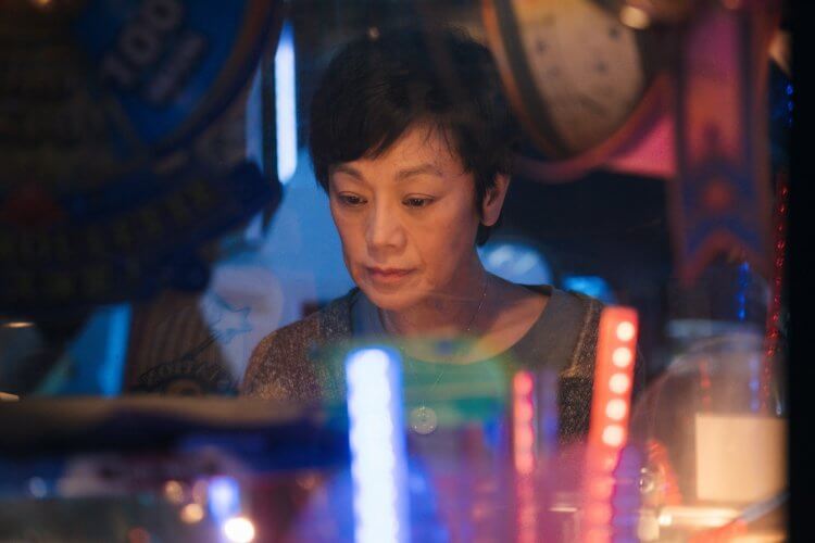 《燈火闌珊》再度點亮逐漸消逝的霓虹燈招牌，張艾嘉獲金馬影后殊榮的感人電影全台灣正式上映