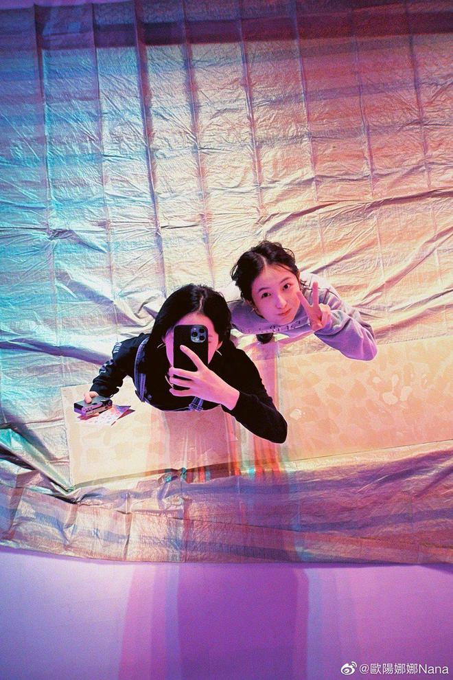张子枫参加欧阳娜娜艺术展 二人对镜自拍开心合影