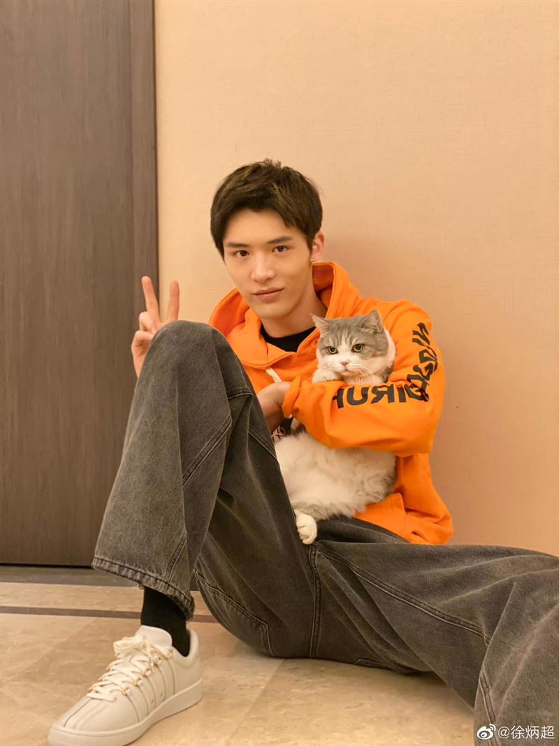 突解散消失半年！男偶像「街頭賣包子」全被拍　最新近況曝光了