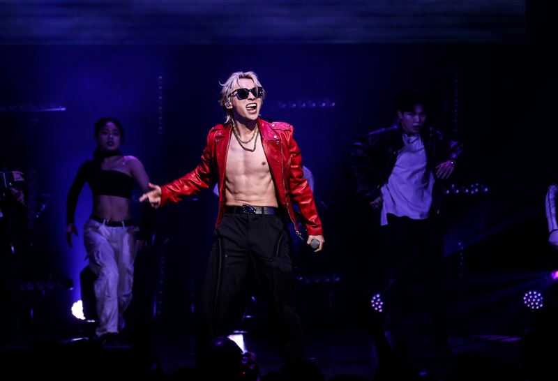 鮮肉男團脫了！台上全裸大秀「冰塊肌」　他練舞氣喘發作嚇壞媽