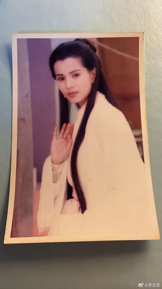 最美小龍女搭地鐵無人認出！「56歲真實貌」曝光　仙氣爆棚超逆齡