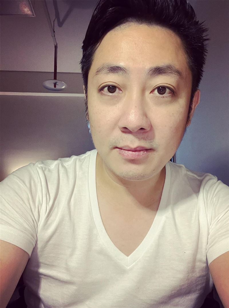 才來台不到1個月！艾成弟驚傳猝逝　昔長相、聲音「神似艾成」惹哭全場