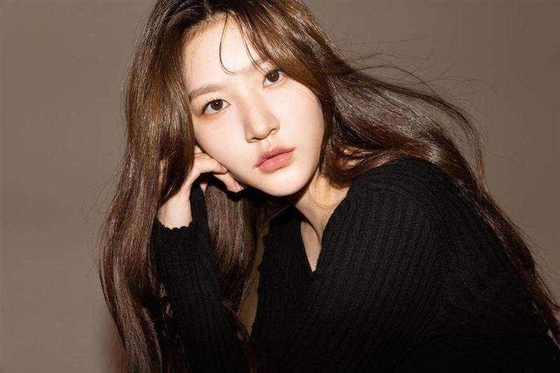 21歲女星酒駕哭窮爽爽過！進出酒吧爽疊籌碼全被拍　玩伴竟是知名男歌手