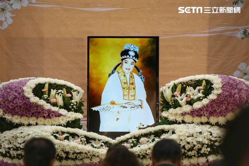 72歲「歌仔戲大師」猝逝！相識30年呂雪鳳淚崩：和龍劭華一樣走了就沒了