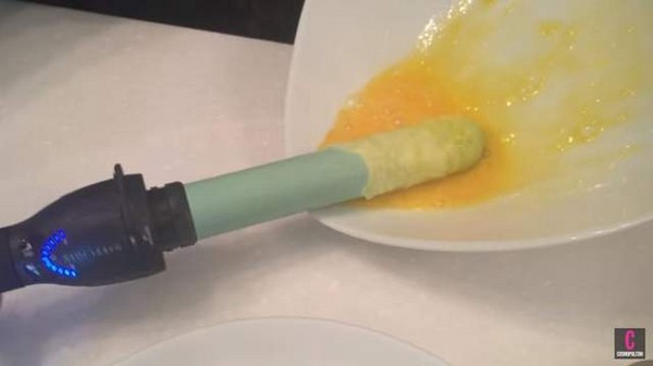 拿出好燙的棒棒插進蛋汁中轉轉..這是什麼惡搞煎蛋法？