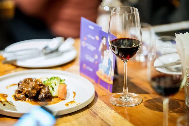 比 4DX 還猛！ BenQ 劇樂部「影食男女」X 電影神搜 放映講座，看電影、吃美食、聽影評，五感體驗大滿足！