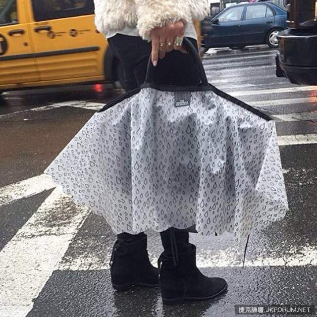梅雨季必備《包包雨衣》好貴貴的包包再也不用怕被淋濕惹