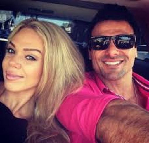 昔封面女郎淪街友！路邊翻垃圾桶全被拍　網驚「少根手指」疑遇襲