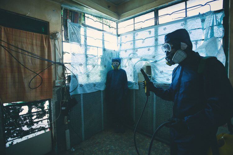 金馬獲獎港片《窄路微塵》台灣上映!萍水相逢的男女,如何在惡化的大環境設法活下去──