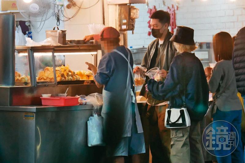 路邊交換口水超親密！周湯豪、鄭雲燦「共吸同一支」獨坐她車遊台北