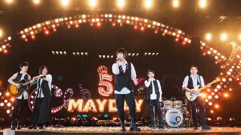 搶到五月天卻要值勤！兒探班「暖抱警父」　萬人看淚：學長辛苦了