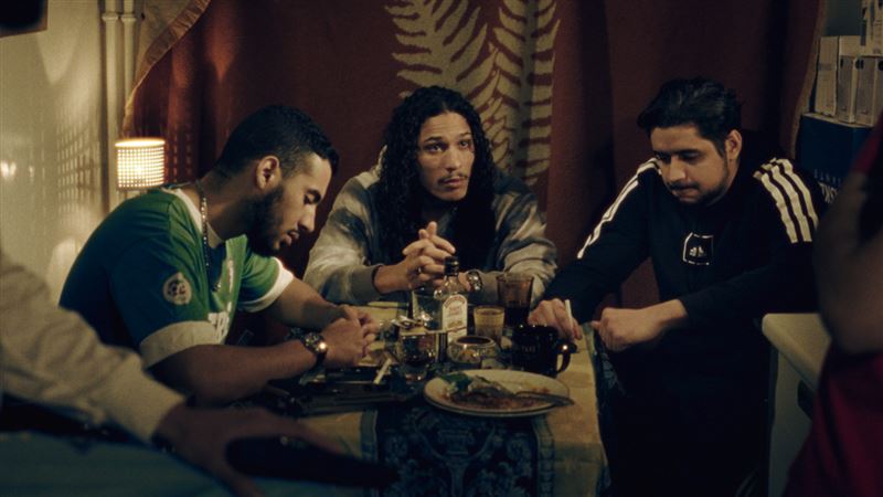 屁孩圍毆老翁只為搶狗吃！饒舌歌手「大啖狗肉」殘忍畫面曝光