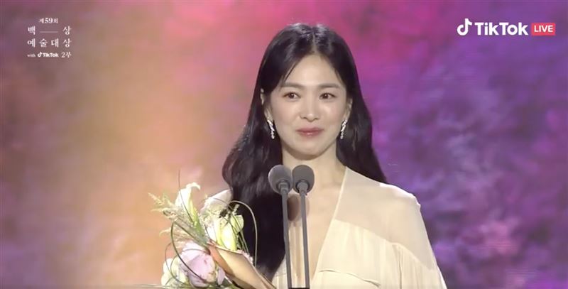 才封百想視后！宋慧喬丟包袱「素顏、戴眼鏡」現身　真實樣貌驚呆了