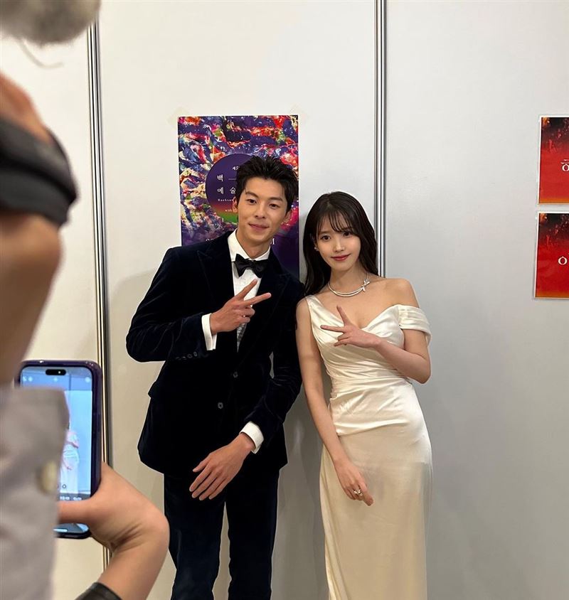 許光漢快閃韓國22小時！同框女神IU對話曝光：看過《想見你》