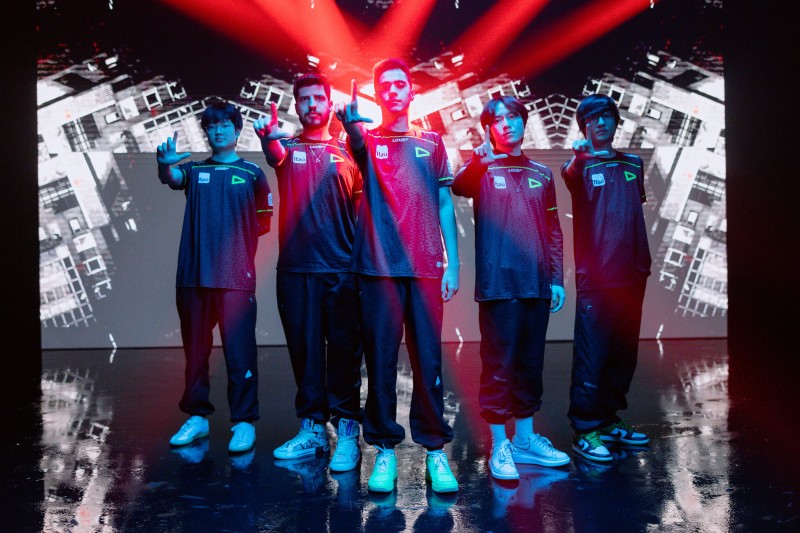 都给观众们高兴坏了！下一轮LLL将与PSG争夺败者组决赛名额