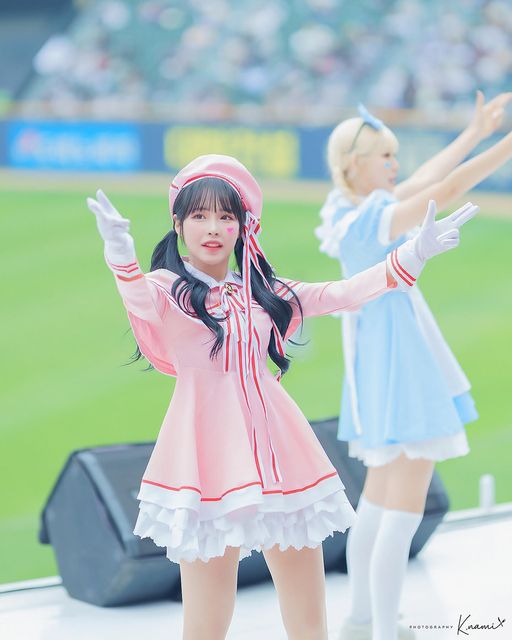 Oner姐姐晒照:粉白配色短裙?元气满满~