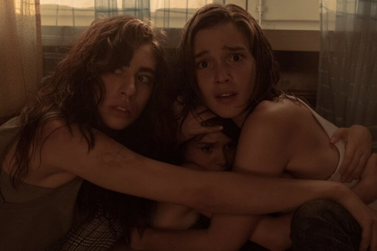 《駭人骨娃娃》恐怖鬼娃電影再＋1，骨董人形「鬼娃莫妮索」詛咒作祟，真實都市傳說改編上映