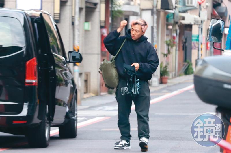 爆帶辣模新歡赴美工作10天！&#216;ZI回台直奔豪宅　曝真實反應「打得火熱」