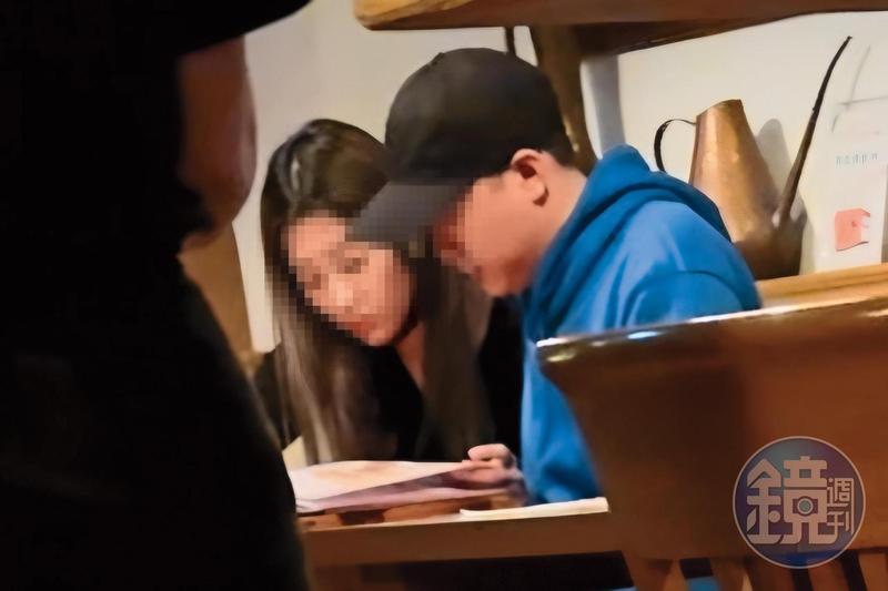 戴綠帽鐵證流出！口罩男妻「大街擁吻新歡」全被拍　同奔香閨她回應了