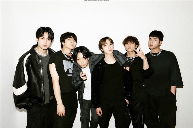 睽違5年來台！iKON唱一半「設備故障」爆狀況 　成員曬腹肌狂秀中文