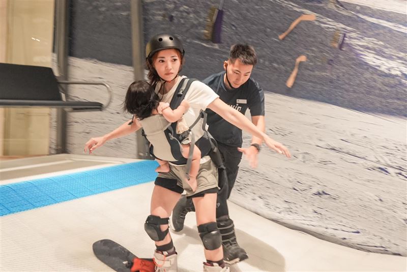 「孩當肉墊」7寶媽懷孕揹1歲女兒滑雪挨轟　1句話甩鍋日本人
