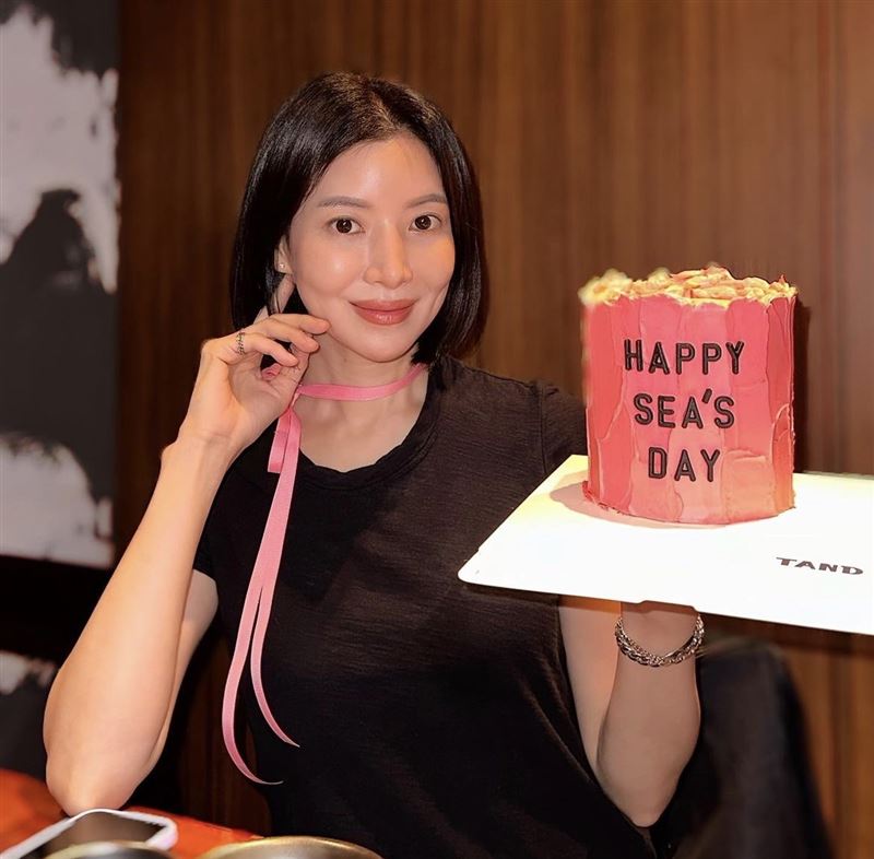 南韓大咖女星現蹤台灣!野柳「狂扭屁股」全被拍 狂發10貼文踩點