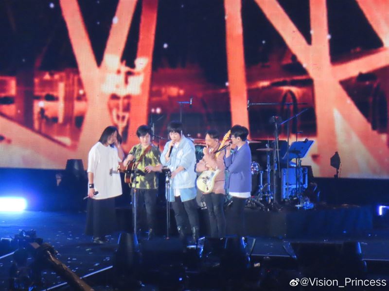 五月天演唱會爆壓榨志工！便當只有「蛋炒飯配酸菜」　唱片公司回應了