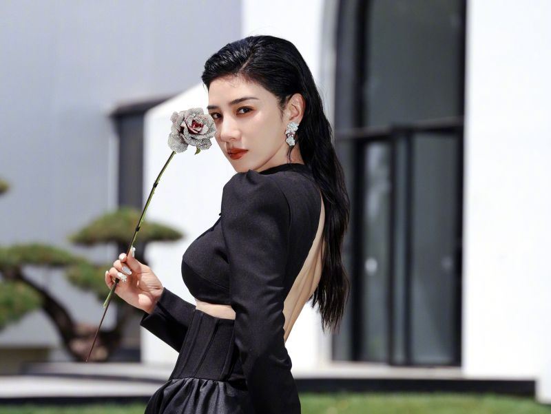 女星美術館拍照「隨手抓藝術品」遭罵翻！館方點名開炮：尊重藝術家