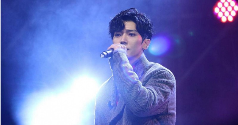 惹到人？男台北街頭舉牌控遭恐嚇　狠嗆畢書盡「狼心狗肺、厚顏無恥」