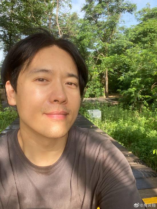 高云翔晒自拍庆40岁生日 称人生上半程太刺激了 高云翔晒自拍庆40岁生日 称人生上半程太刺激了