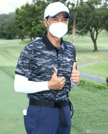 任达华新冠痊愈后首露面 竖大拇指状态良好