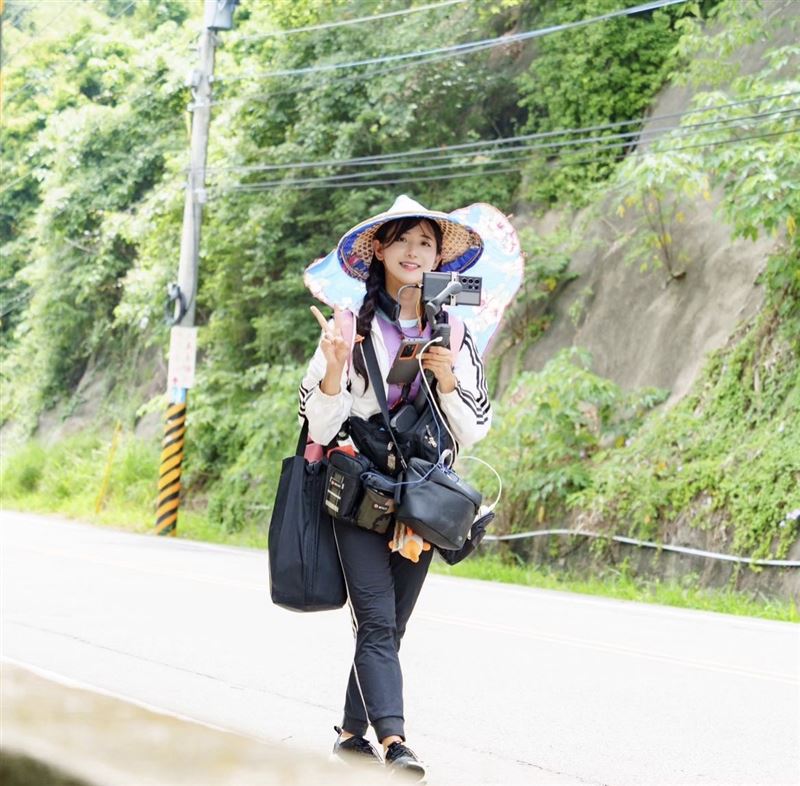 企鵝妹環島破1000公里!屏東粉絲放煙火慶祝 網讚爆:實況主的天花板