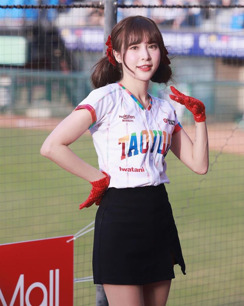 林襄嚇瘋！孟潔曬美照「隱藏福利」全裸自拍 「內衣曬痕」網全噴血