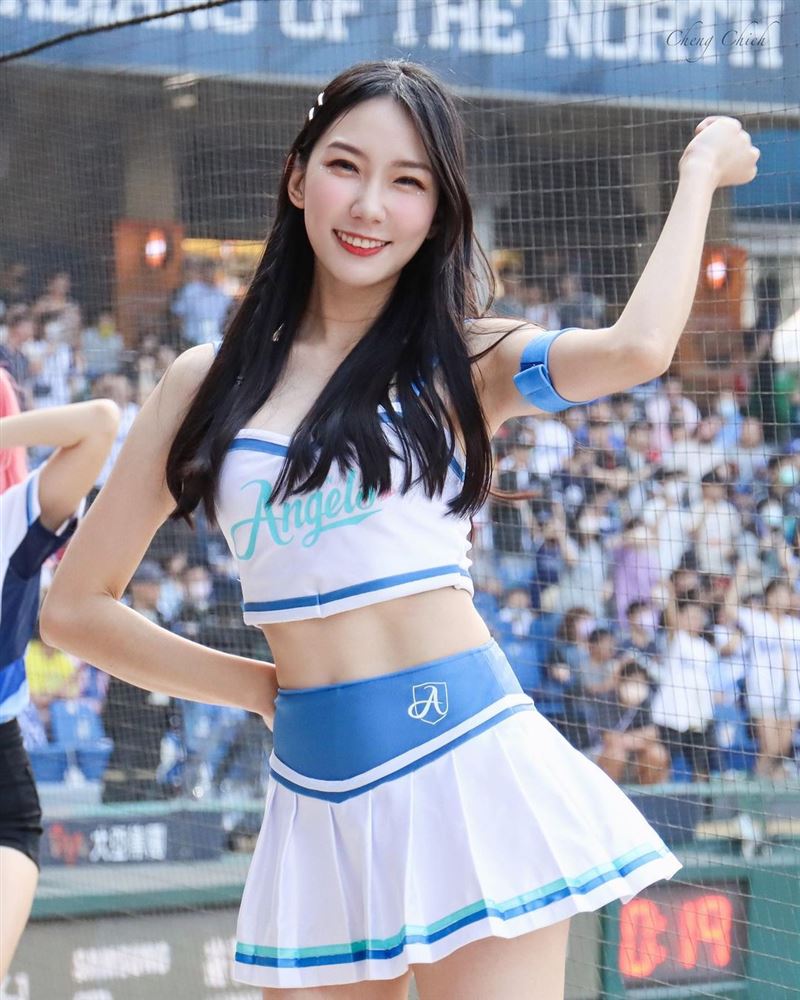 啦啦隊女神12秒熱舞片曬「逆天長腿」絕對領域險失守：你們喜歡的來了！