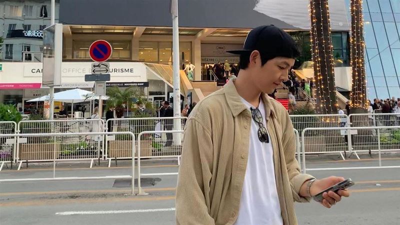 宋仲基當爸倒數「這裡」變了！洋妻挺大肚現身羅馬街頭　親密互動全被拍