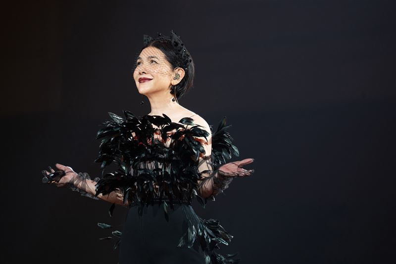 張清芳攻蛋！張惠妹「屋頂怕妳」神預言　經紀人曝驚人巧合：漏水了