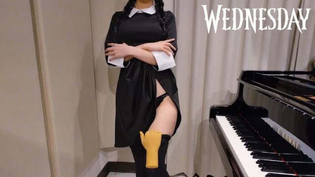 爆乳鋼琴YTR尺度大開！書包遮「絕對領域」引熱議　網：掌握了流量密碼