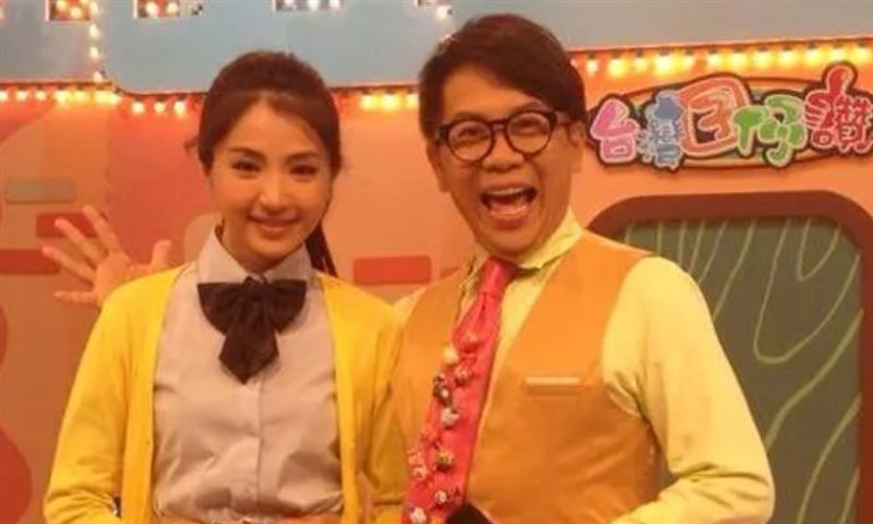 這畫面超諷刺！網挖許傑輝昔「伸手摟妹」　當場遭小18歲嫩妻制止