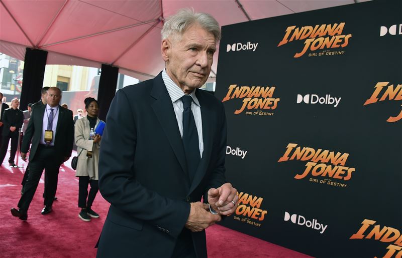 睽違38年！哈里遜福特與關繼威再度紅毯同框　調皮驚喜大擁抱