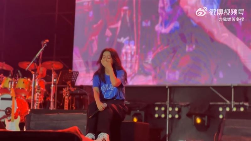 鬧翻舊愛鍾成虎遭爆假面公主！陳綺貞坐舞台哭成淚人　掀全場大合唱