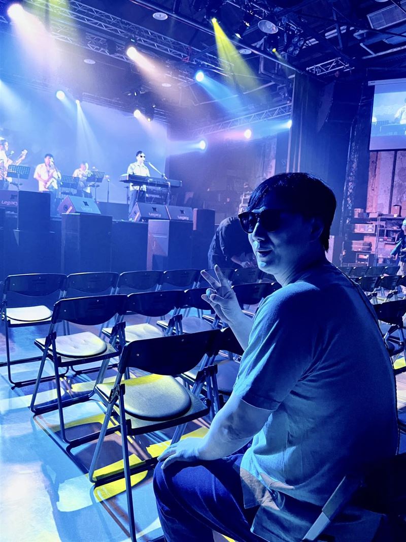 被造謠「假盲人」!蕭煌奇罕曬脫墨鏡照 32字惹哭網:你有最美的眼睛