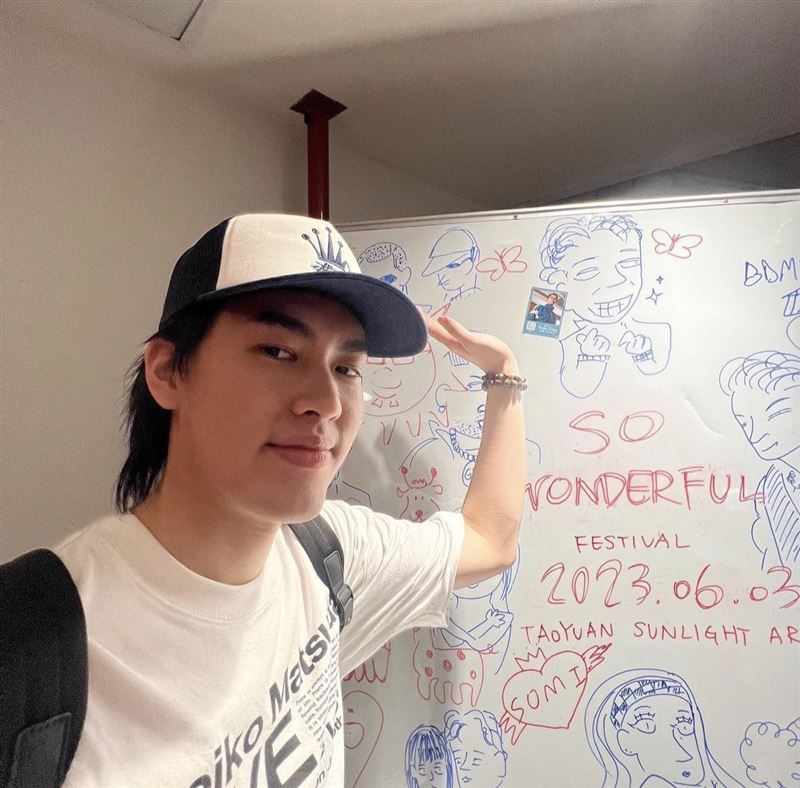 沒界限！《大嘻哈》歌手突遭女粉「環抱自拍」氣炸警告：老子不賣身