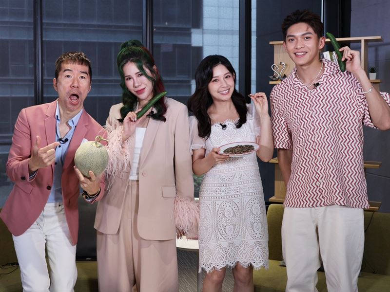 一轉身美尻激露！《職想》女嘉賓野溪溫泉太辣　丹妮婊姐看傻眼了