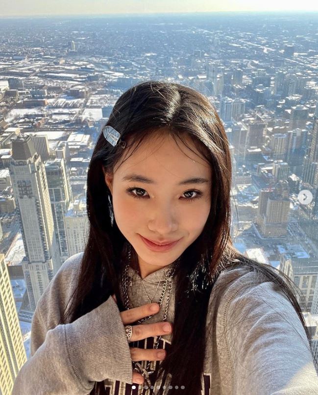 小S二女兒朝聖IVE演唱會！性感中空辣露A4腰　應援板告白：給我飛吻