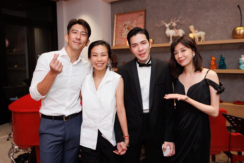 賈靜雯慶蕭敬騰求婚成功!嗨曬合照發文 網見「女主角表情」勸:快刪掉